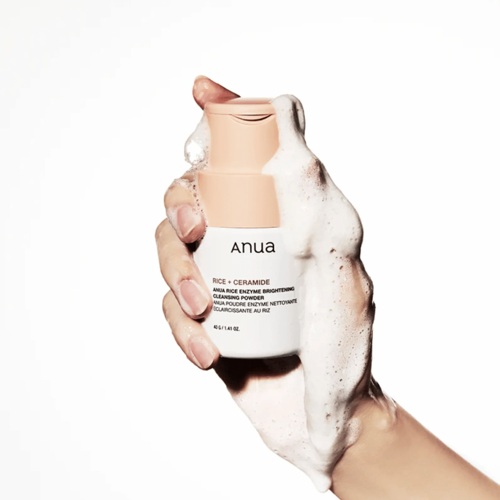 Anua Rice Enzyme Brightening Cleansing Powder es un producto de limpieza que contiene arroz y ceramidas. Está diseñado para proporcionar una suave exfoliación y luminosidad a la piel. El producto disuelve la suciedad y las células muertas de la piel para dejarla limpia y fresca. Ideal para uso diario, ayuda a mejorar la textura de la piel y a proporcionar un tono más uniforme.