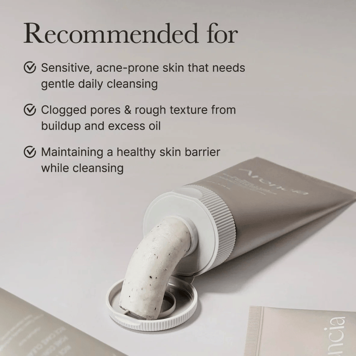 Arencia Rice + LHA Pore Control Rice Cake Cleanser en tubo con producto exprimido, muestra una consistencia cremosa adecuada para pieles sensibles y propensas al acné.