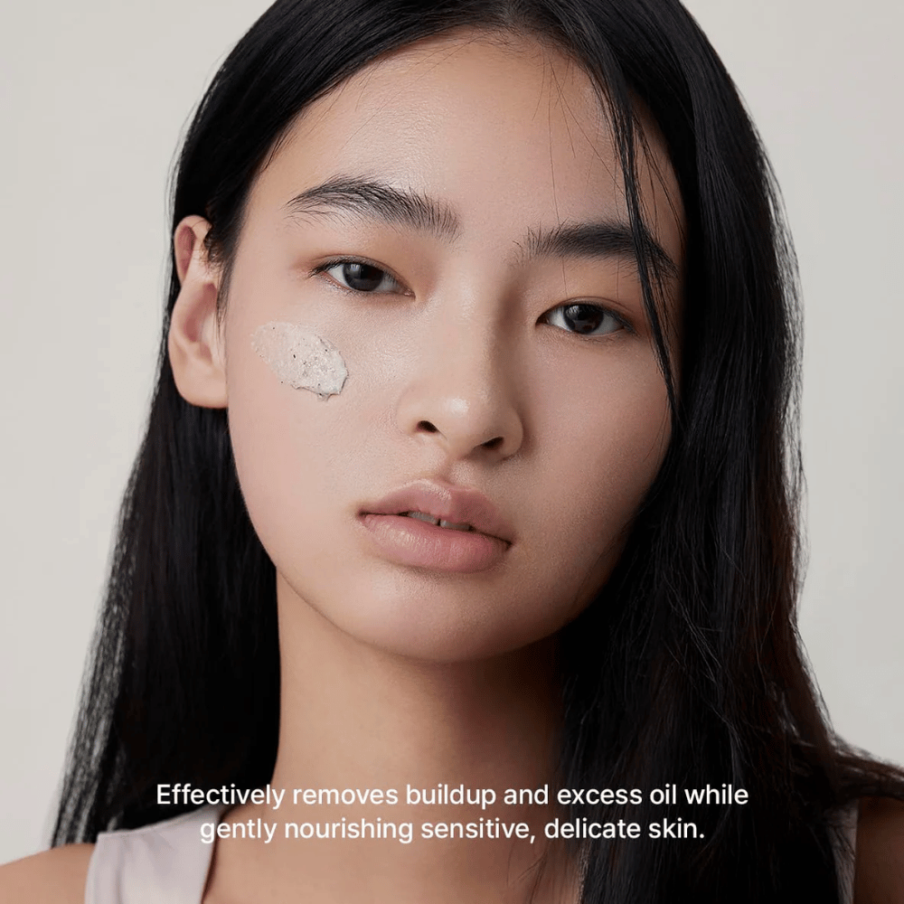 Modelo con Arencia Rice + LHA Pore Control Rice Cake Cleanser aplicada en la mejilla, limpiador facial suave que elimina eficazmente la suciedad y el exceso de sebo sin resecar la piel.