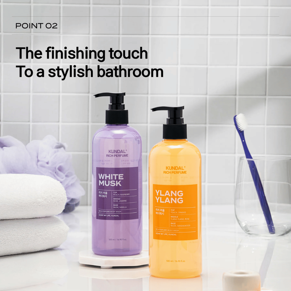 3. KUNDAL Rich Perfume Body Wash White Musk & Ylang Ylang – dos jabones de ducha en un elegante ambiente de baño