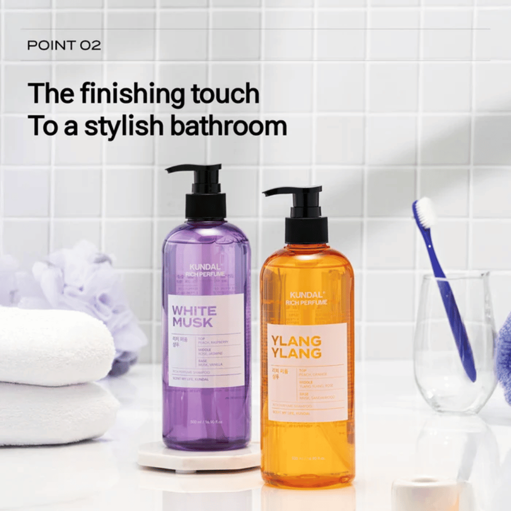 5. KUNDAL Rich Perfume Shampoo White Musk & Ylang Ylang – dos champús perfumados en un elegante entorno de baño