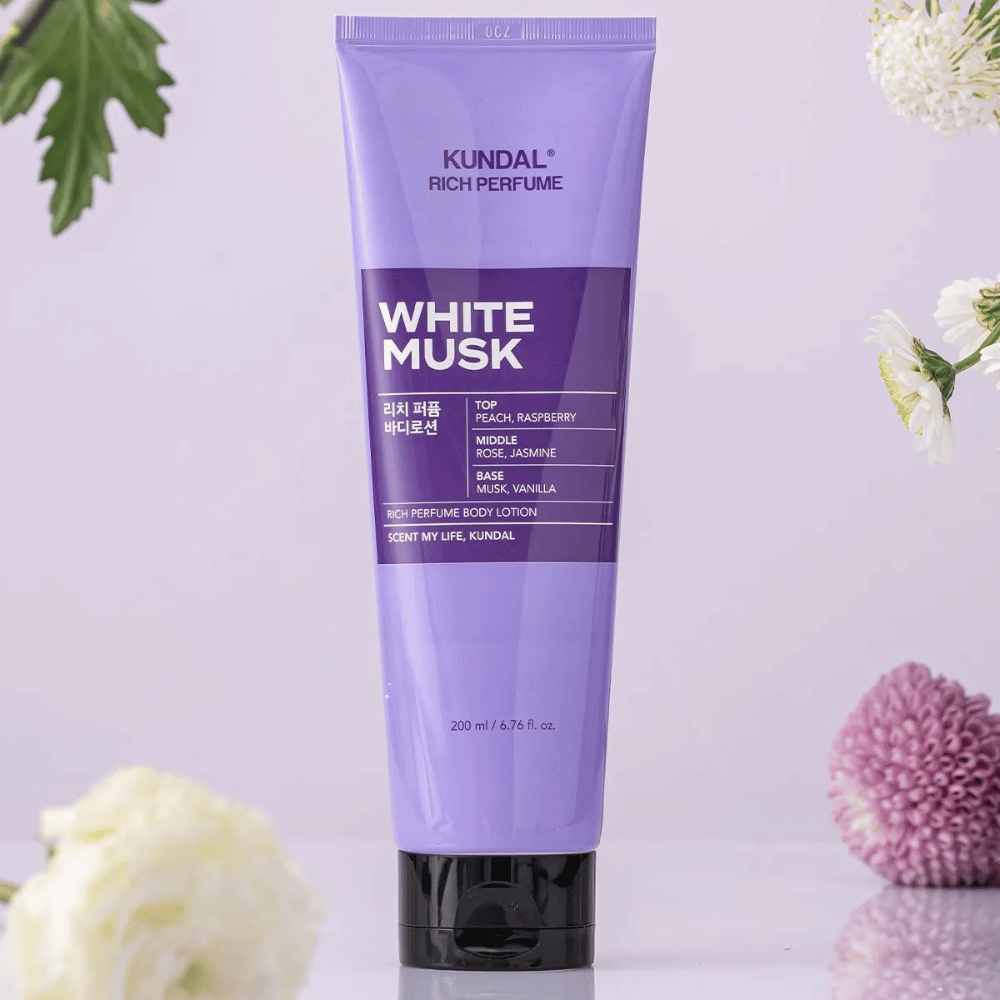 1. KUNDAL Rich Perfume Body Lotion White Musk 200 ml – body lotion perfumada con flores de fondo