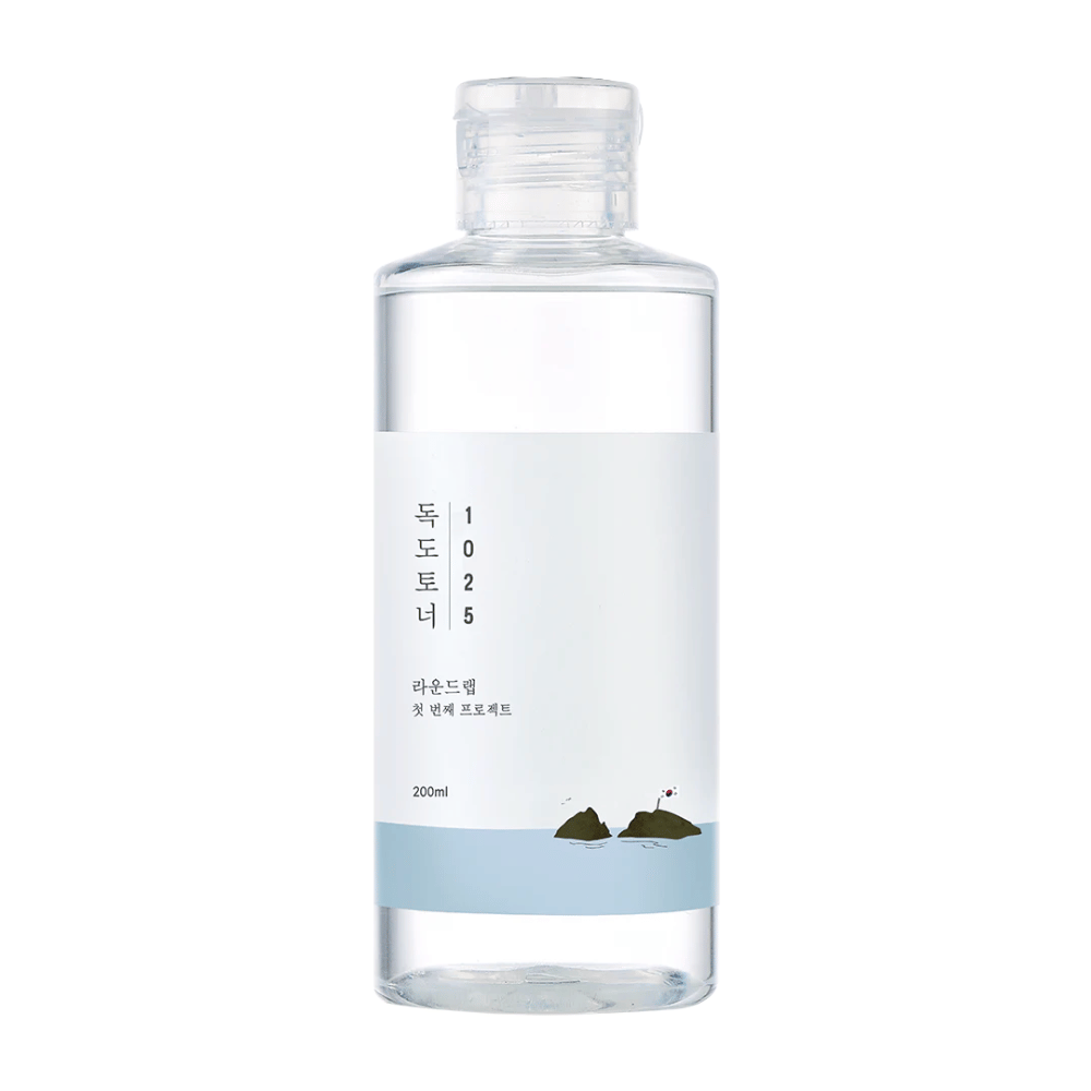 Una botella abierta Round Lab 1025 Dokdo Toner con diseño sencillo y tema marino, sobre fondo blanco.