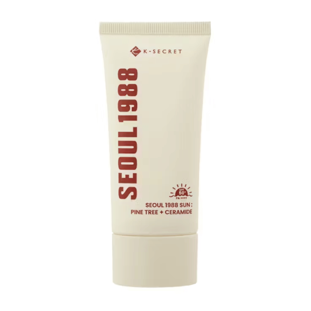 SEOUL 1988 Sun Cream combina el poder de la corteza de pino y las ceramidas para proteger la piel del sol (SPF50+ PA++++) mientras hidrata y fortalece la barrera cutánea.
