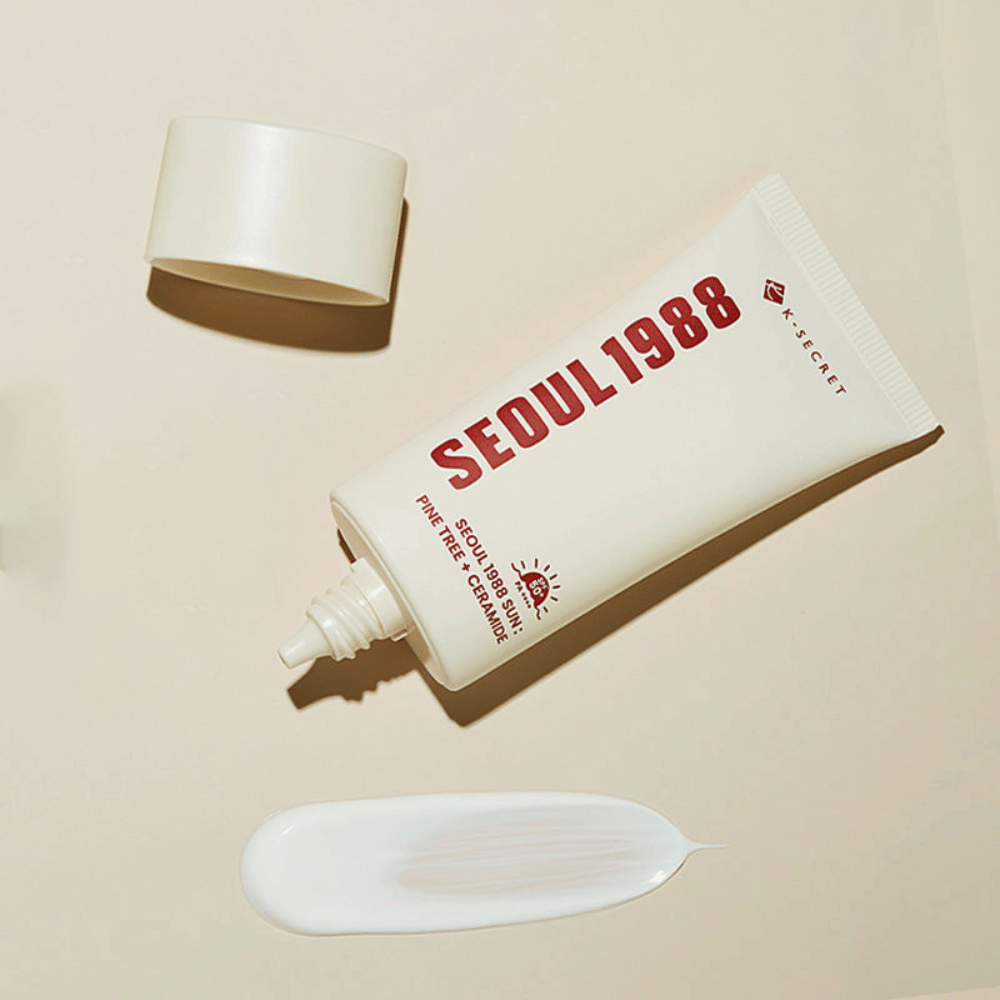 Esta crema solar tiene una textura sedosa que se funde en la piel sin dejar sensación pegajosa. Enriquecida con ceramidas y extracto de corteza de pino que calma e hidrata.