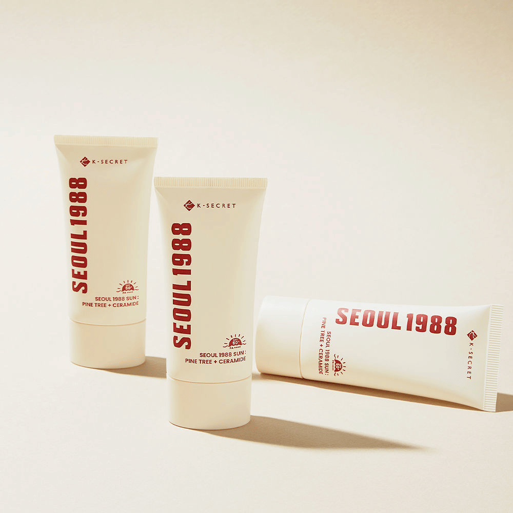 SEOUL 1988 Sun Pine Tree + Ceramide es una crema solar que protege contra la radiación UV mientras fortalece la barrera cutánea con ceramidas y extracto de pino.