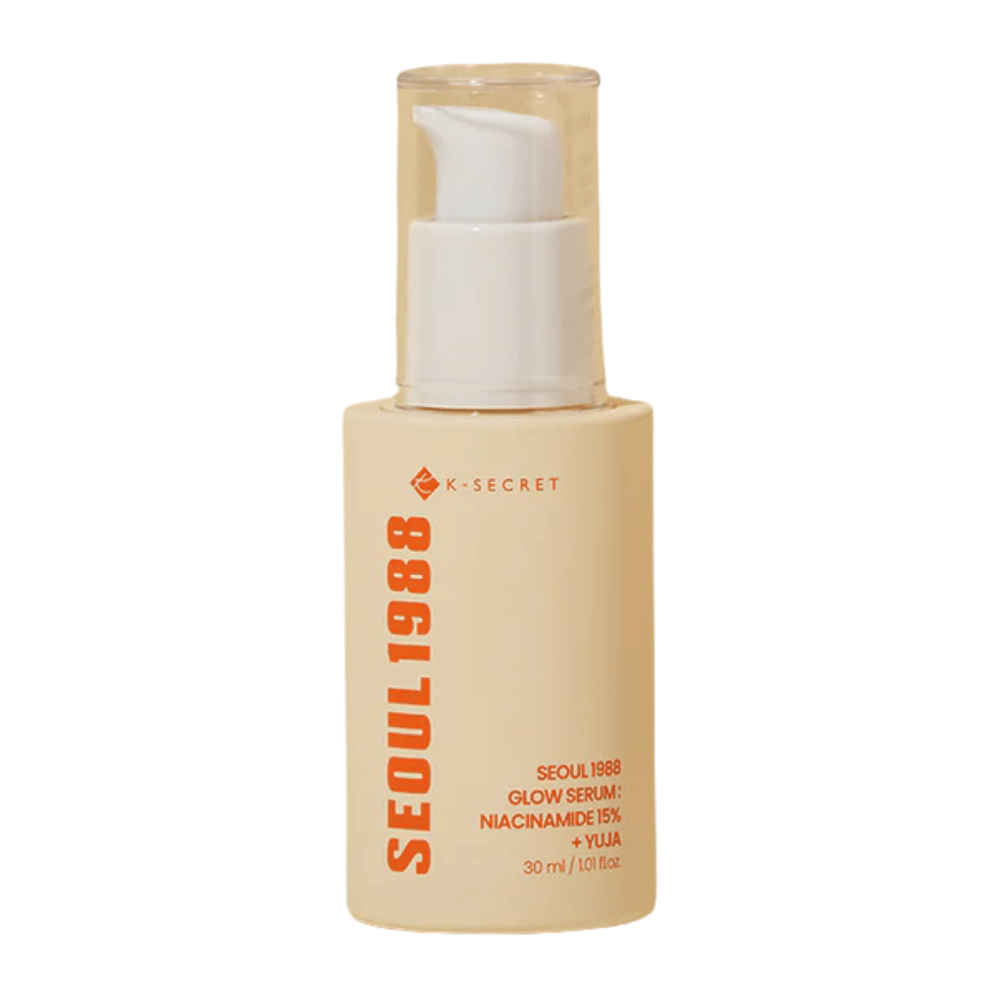 Botella con K-SECRET Seúl 1988 Glow Serum Niacinamida 15% + Yuja, 30 ml, con bomba y diseño beige minimalista.