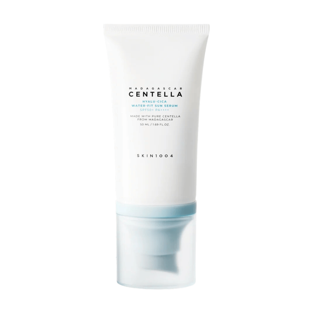 Madagascar Centella Hyalu-Cica Water-Fit Sun Serum 50ml de SKIN1004 protege contra los rayos UV mientras aumenta la humedad con Madagascar Centella.