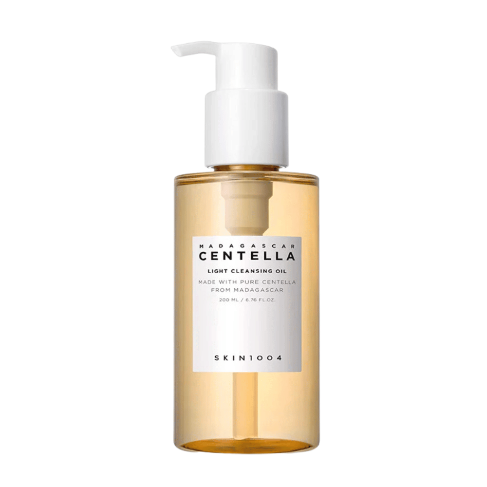 Una botella Madagascar Centella Light Cleansing Oil 200ml de SKIN1004 sobre fondo blanco, para limpieza y cuidado de la piel.