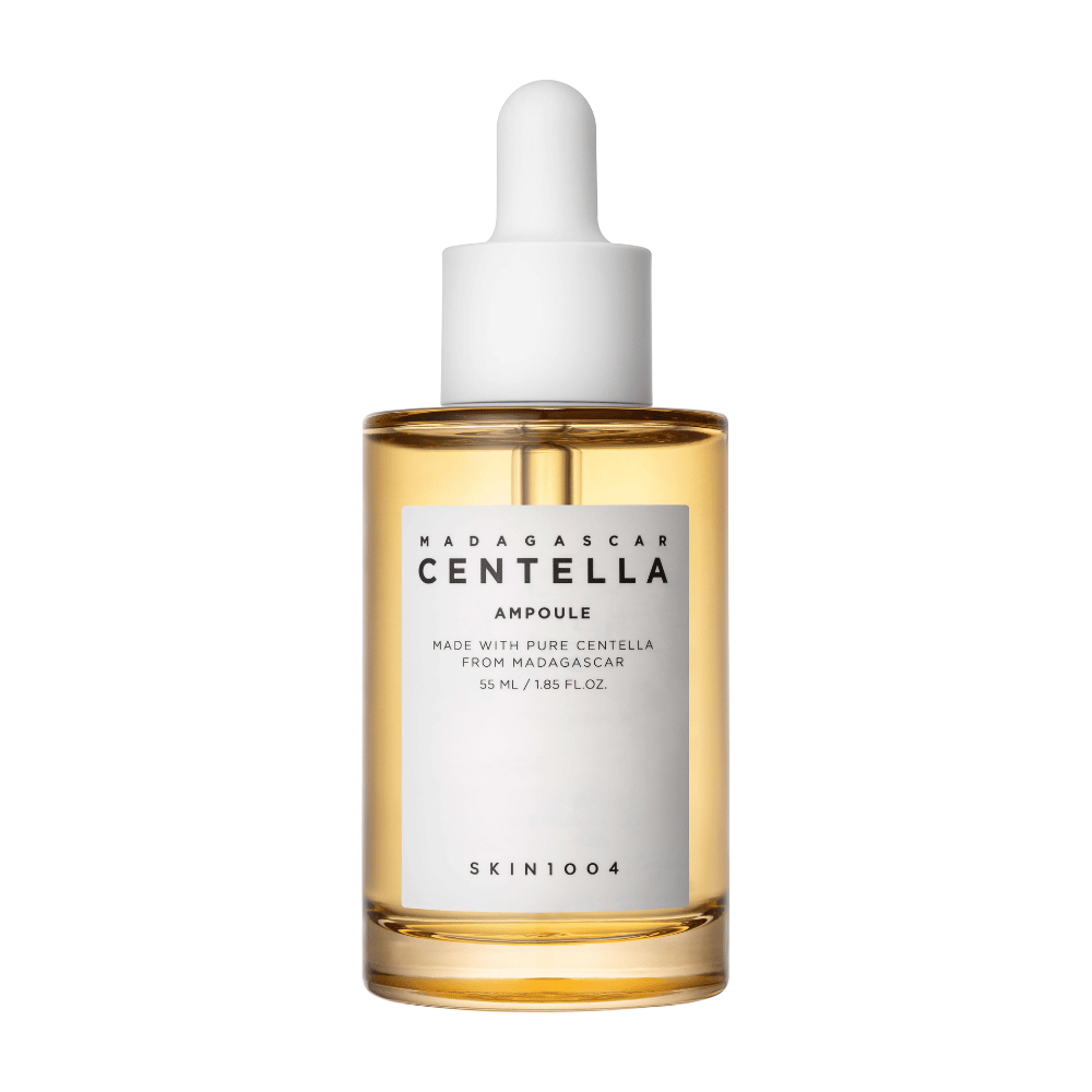Una botella de vidrio con tapón dosificador de SKIN1004, Madagascar Centella Ampoule, con información sobre centella de Madagascar, sobre un fondo blanco.