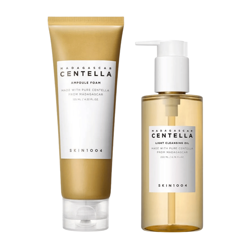 SKIN1004 Madagascar Centella Double Cleansing Duo Set con Ampoule Foam en tubo marrón y Cleansing Oil en botella de bomba transparente, ambos con etiqueta blanca minimalista.