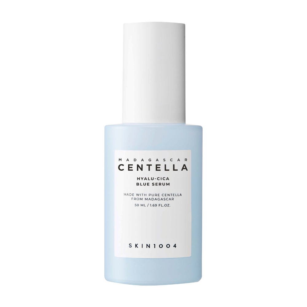 Una botella SKIN1004 Madagascar Centella Hyalu-Cica Blue Serum con una etiqueta azul claro y un tapón blanco sobre un fondo limpio.