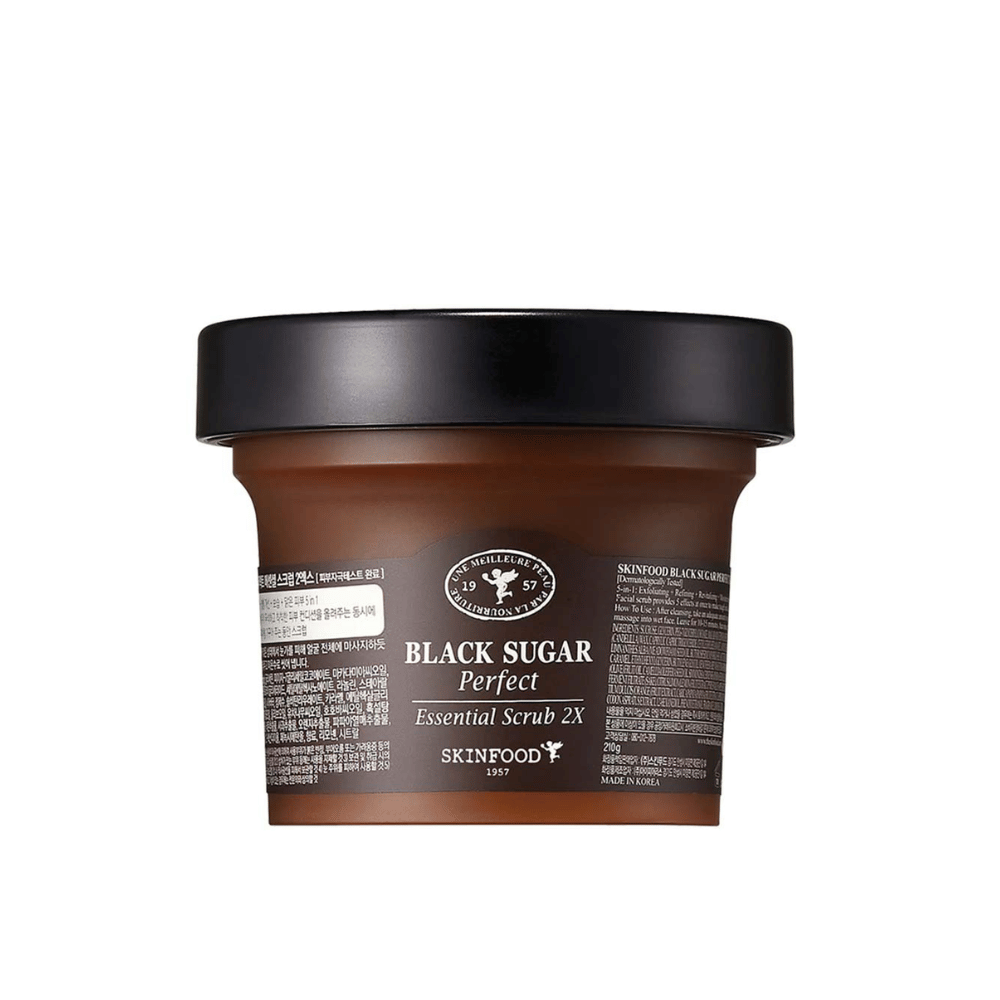Un tarro SKINFOOD Black Sugar Perfect Essential Scrub 2X 210g sobre fondo blanco.