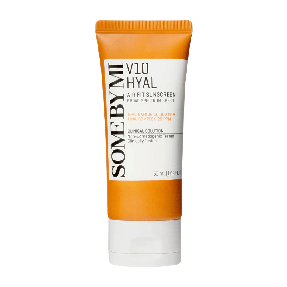 SOME BY MI V10 Hyal Air Fit Sunscreen SPF50 ofrece una protección UV de amplio espectro. Contiene 10,000 PPM de niacinamida y 20 PPM de complejo de ácido hialurónico que hidrata e ilumina la piel. Clínicamente probado y no comedogénico, lo que lo hace ideal para el uso diario.