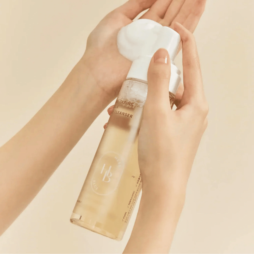 Heveblue Salmon Caring Centella Bubble Cleanser se usa en la mano – limpiador de burbujas coreano suave que crea una espuma aireada y ayuda a limpiar la piel sin resecarla.