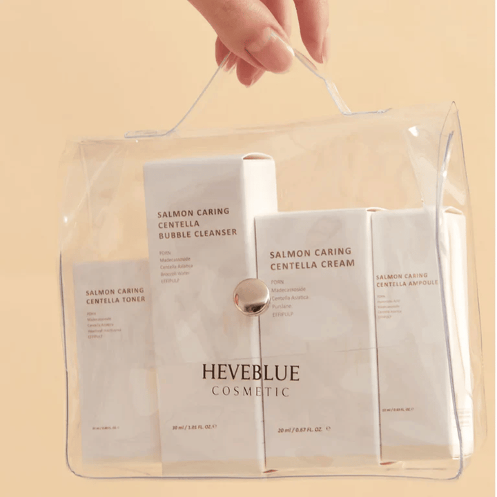 Heveblue Salmon Caring Centella Special Travel Kit neceser – completo set de cuidado de la piel coreano con tóner, limpiador, crema y ampolla en un neceser transparente.