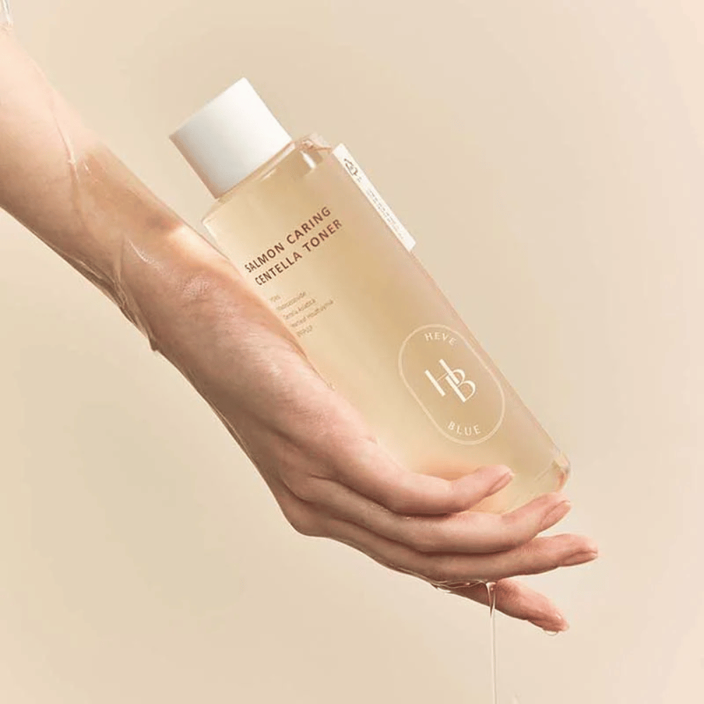 Aplicación de Salmon Caring Centella Toner – tónico facial coreano hidratante con centella asiática que equilibra la piel, aporta luminosidad y mejora la elasticidad de la piel.