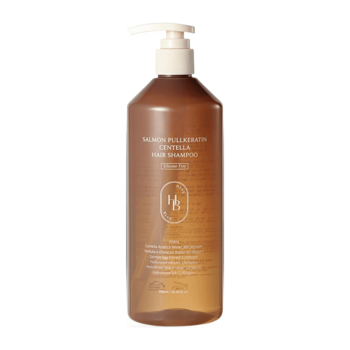 Heveblue Salmon Pullkeratin Centella Hair Shampoo en frasco dosificador marrón transparente sobre un fondo claro. Champú con centella, extracto de salmón y queratina que ayuda a limpiar y cuidar el cabello.