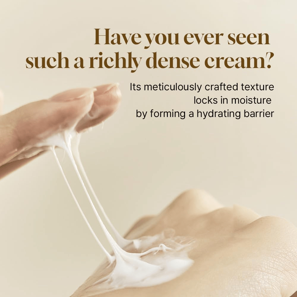 Rica y densa consistencia de Salmon Caring Centella Cream que muestra cómo la crema forma una barrera hidratante y retiene la humedad en la piel.