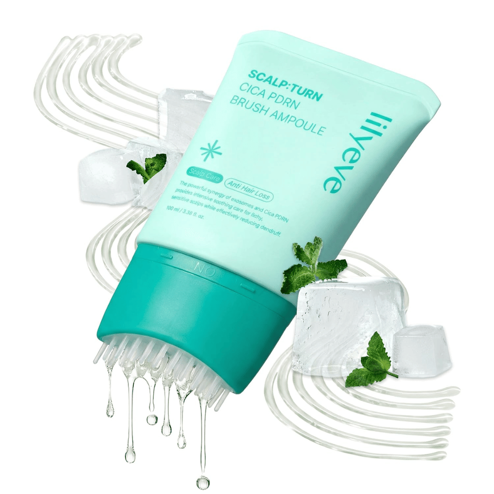 Primer plano de LILYEVE Scalp:Turn Cica PDRN Brush Ampoule junto con cubitos de hielo, menta y gotas de sérum. La imagen transmite una sensación refrescante y revitalizante al mismo tiempo que destaca el exclusivo aplicador de cepillo.