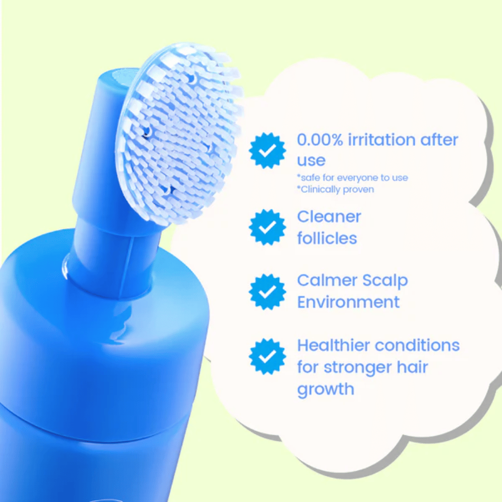 Primer plano del cepillo de silicona y de las propiedades del producto, con enfoque en un uso suave, folículos pilosos más limpios, un cuero cabelludo más calmado y mejores condiciones para el crecimiento del cabello.