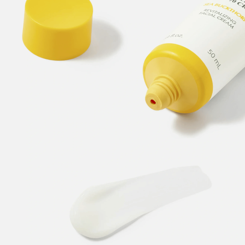 1. Purito SEOUL Sea Buckthorn Vital 70 Cream – primer plano de la ligera textura blanca de la crema facial junto a un tubo abierto con tapón amarillo