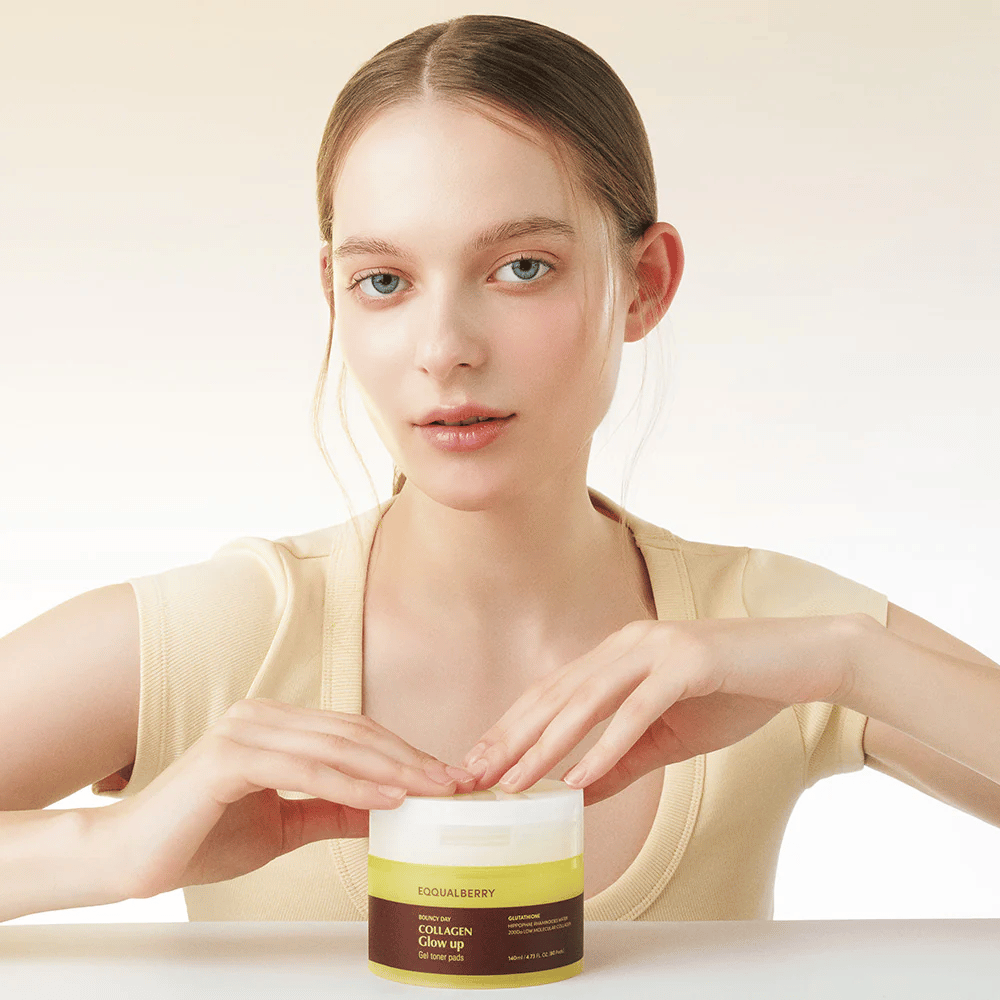 Modelo sosteniendo Bouncy Day Collagen Glow up Gel Toner Pads, que hidrata y proporciona un hermoso brillo con colágeno de baja masa molecular y glutatión.