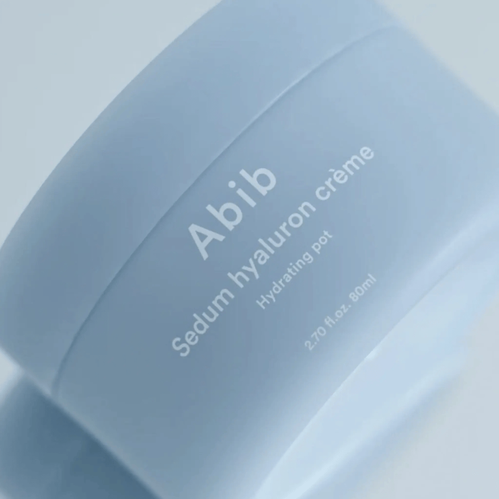 Primer plano de Abib Sedum Hyaluron Crème Hydrating Pot 80 ml en un tarro azul claro con diseño minimalista sobre un fondo neutral.