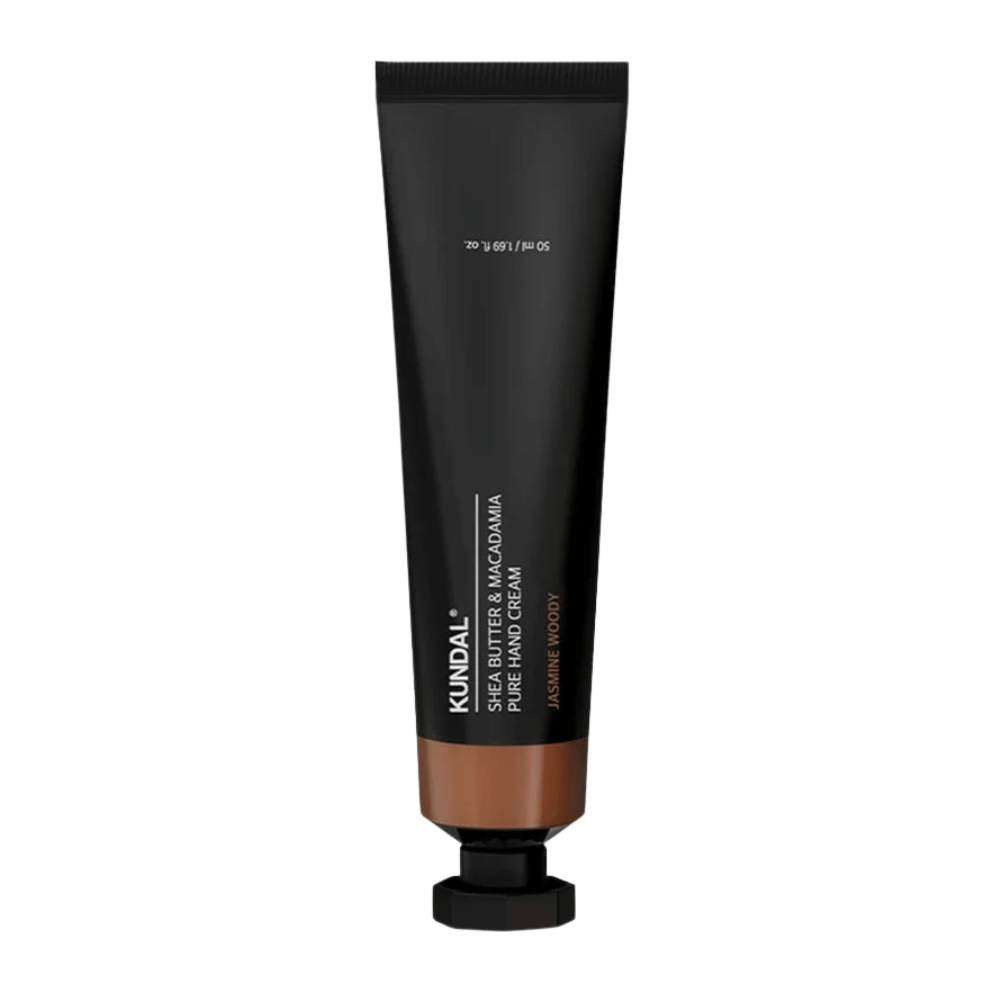 KUNDAL Shea Butter & Macadamia Pure Hand Cream Jasmine Woody de pie sobre un fondo blanco – crema de manos intensamente hidratante con manteca de karité y macadamia para el cuidado diario de las manos.
