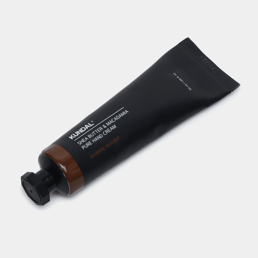 KUNDAL Shea Butter & Macadamia Pure Hand Cream Jasmine Woody – crema de manos hidratante con manteca de karité y aceite de macadamia para manos suaves y un aroma cálido y floral.