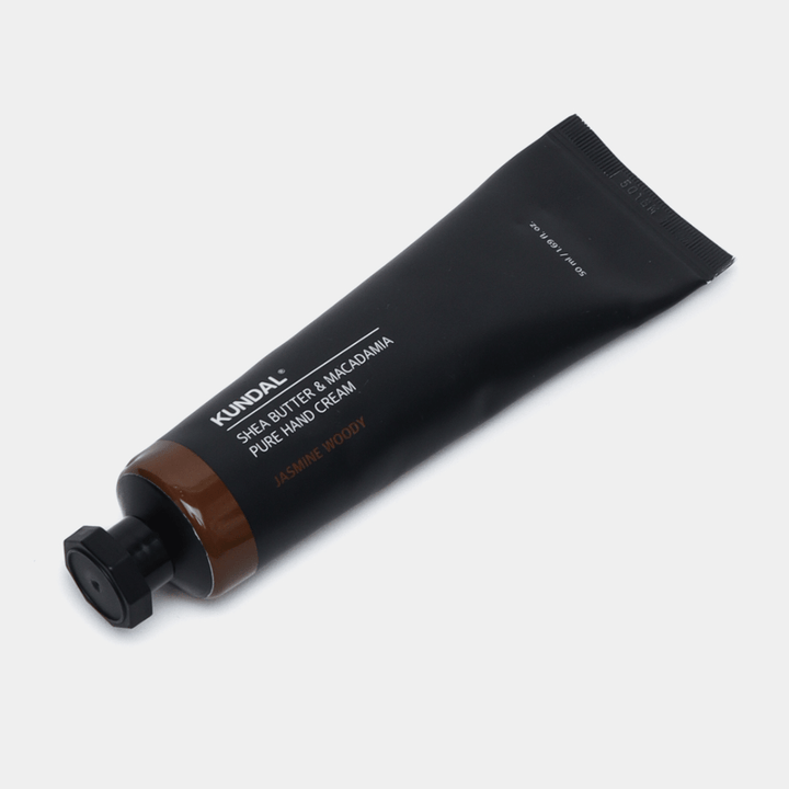 KUNDAL Shea Butter & Macadamia Pure Hand Cream Jasmine Woody – crema de manos hidratante con manteca de karité y aceite de macadamia para manos suaves y un aroma cálido y floral.