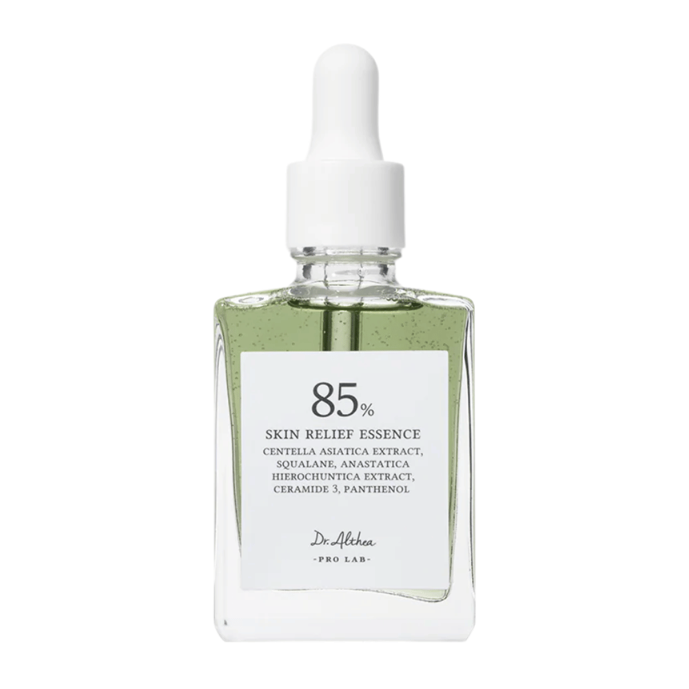 Dr. Althea 85% Skin Relief Essence en una botella de vidrio elegante con pipeta blanca. Contiene centella asiática, ceramidas y pantenol para calmar y restaurar la piel.