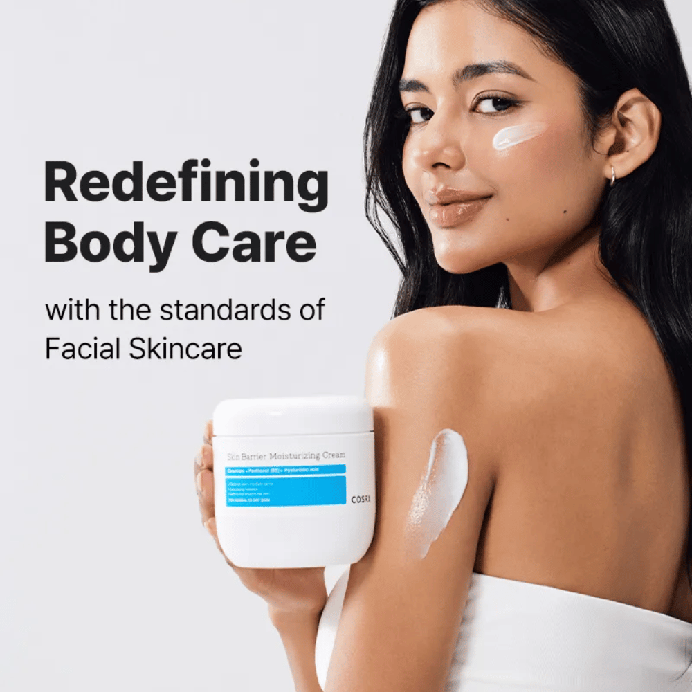 Mujer aplica COSRX Skin Barrier Moisturizing Cream – crema corporal hidratante inspirada en el cuidado facial.