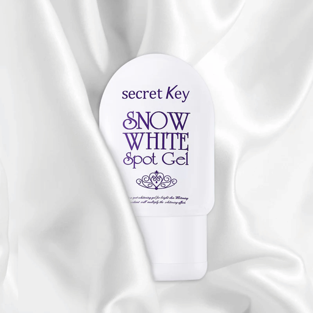 Secret Key Snow White Spot Gel colocada sobre un fondo de tela similar a la seda blanca.