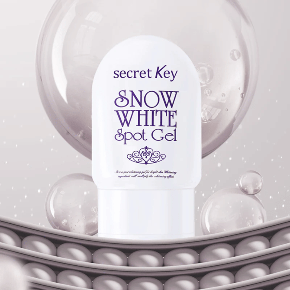 Secret Key Snow White Spot Gel en un empaque blanco sobre un fondo con burbujas y detalles similares a perlas.
