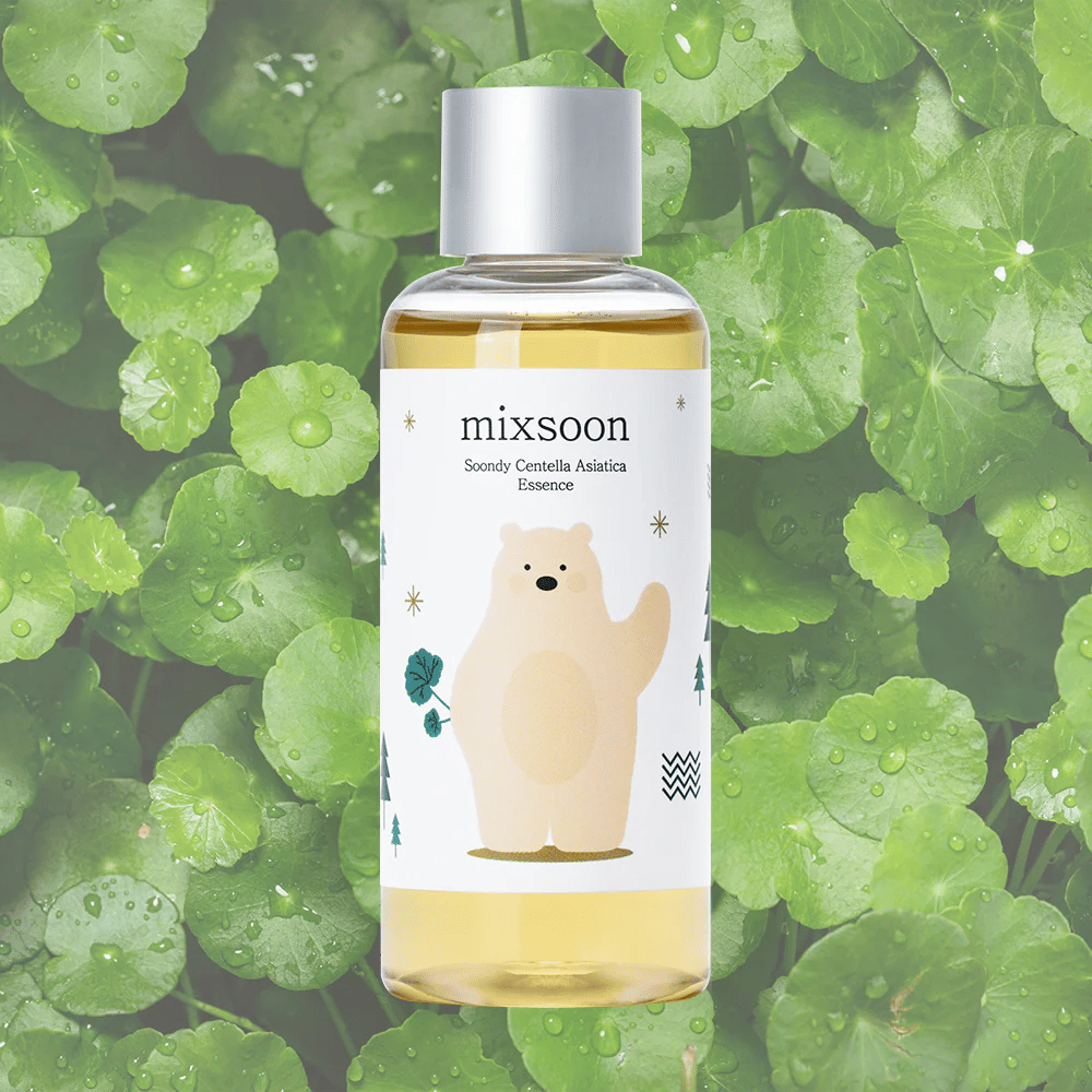 Mixsoon Soondy Centella Asiatica Essence botella con ilustración de oso, sobre fondo de hojas verdes de centella.