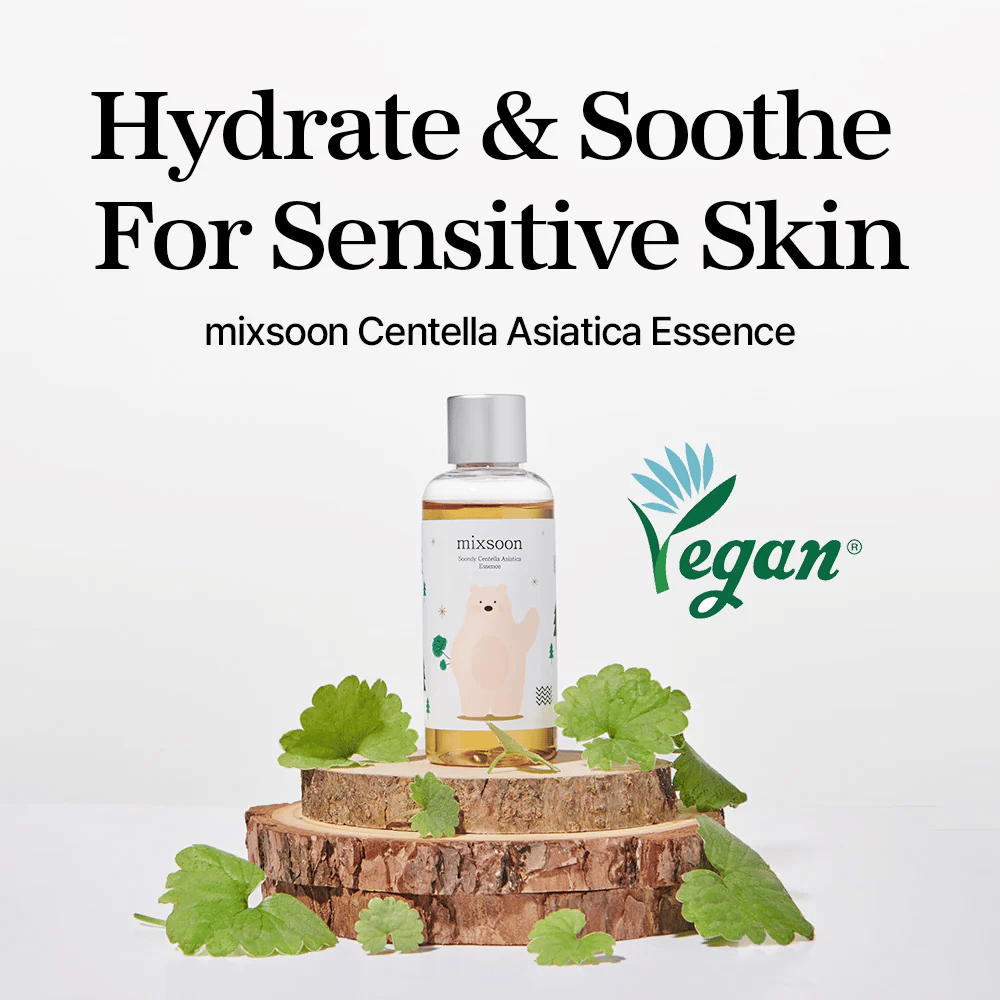 Mixsoon Centella Asiatica Essence con etiqueta vegana, botella colocada sobre una tabla de madera con hojas verdes, texto “Hydrate & Soothe For Sensitive Skin”.