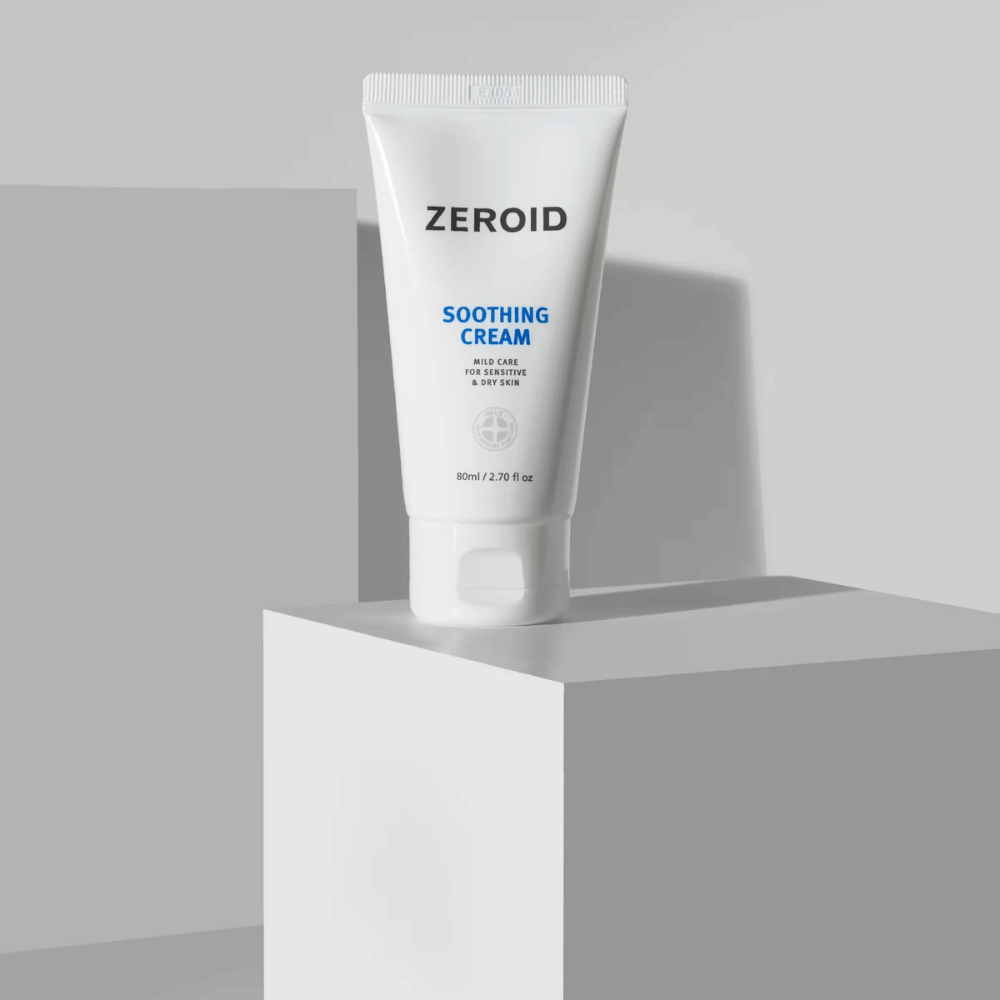 ZEROID Soothing Cream 80 ml sobre pedestal para la hidratación diaria de la piel seca y sensible