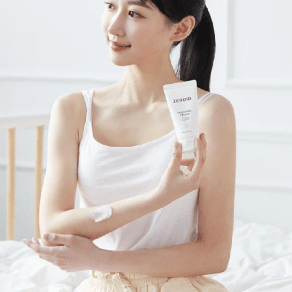 Persona aplica ZEROID Soothing Cream en el brazo para calmar la piel seca y sensible