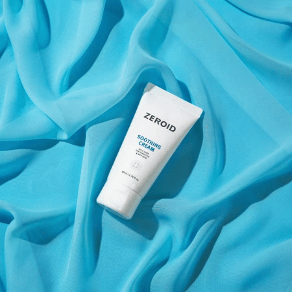 ZEROID Soothing Cream sobre fondo azul que fortalece la barrera cutánea e hidrata la piel sensible