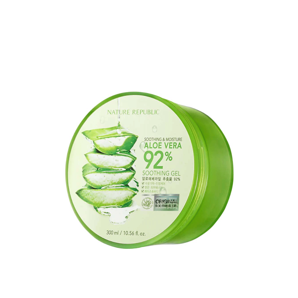 Un tarro redondo verde con Nature Republic Aloe Vera 92% Gel Calmante. El envase muestra una imagen de hojas de aloe vera y texto que describe las propiedades calmantes e hidratantes del producto. El contenido es de 300 ml (10.56 fl. oz).