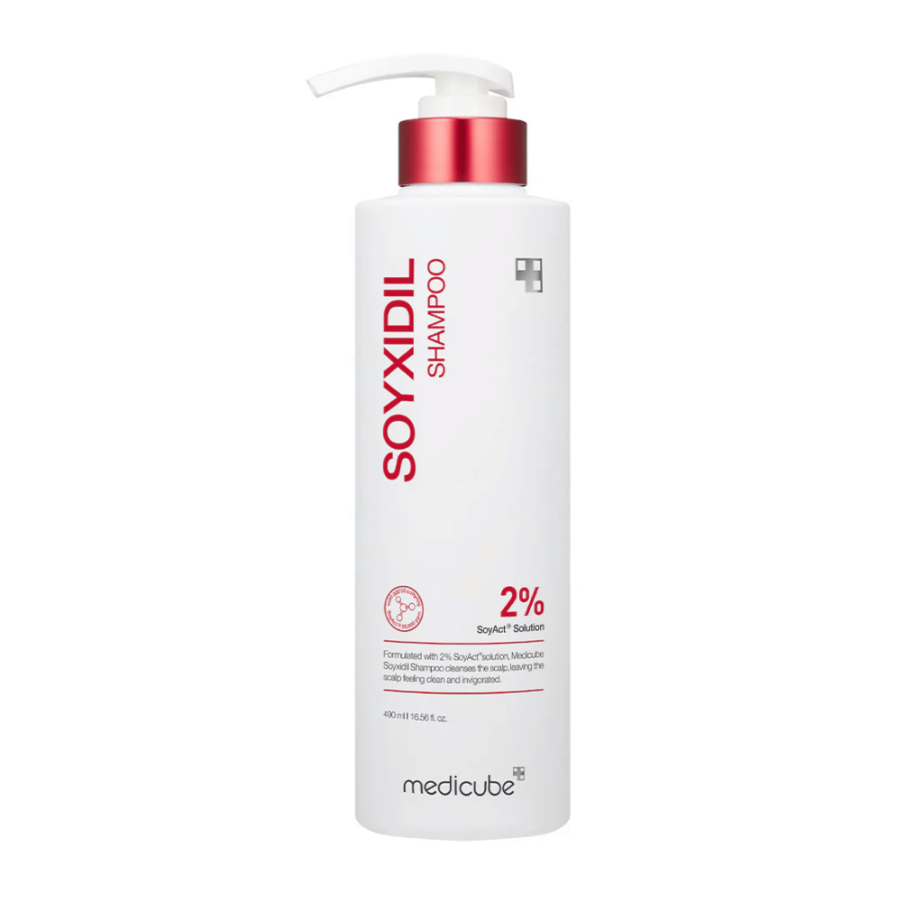 Imagen del producto de Medicube Soyxidil Shampoo en botella blanca con bomba roja - contiene 2% de Solución SoyAct™ para un cabello más fuerte y reducción de la caída del cabello.