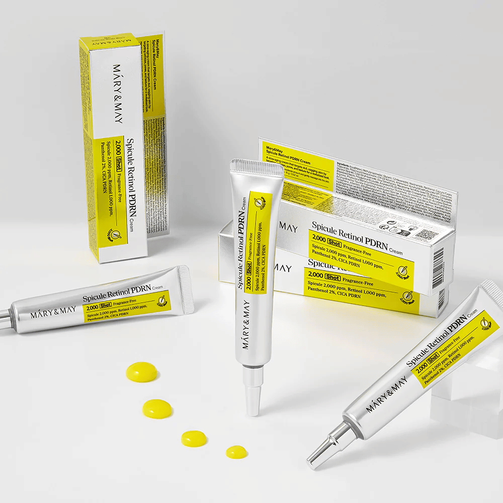 MARY & MAY Spicule Retinol PDRN Cream con varios tubos y textura de crema visible, diseñada para estimular la renovación celular, mejorar la elasticidad y proporcionar un tono de piel más uniforme.