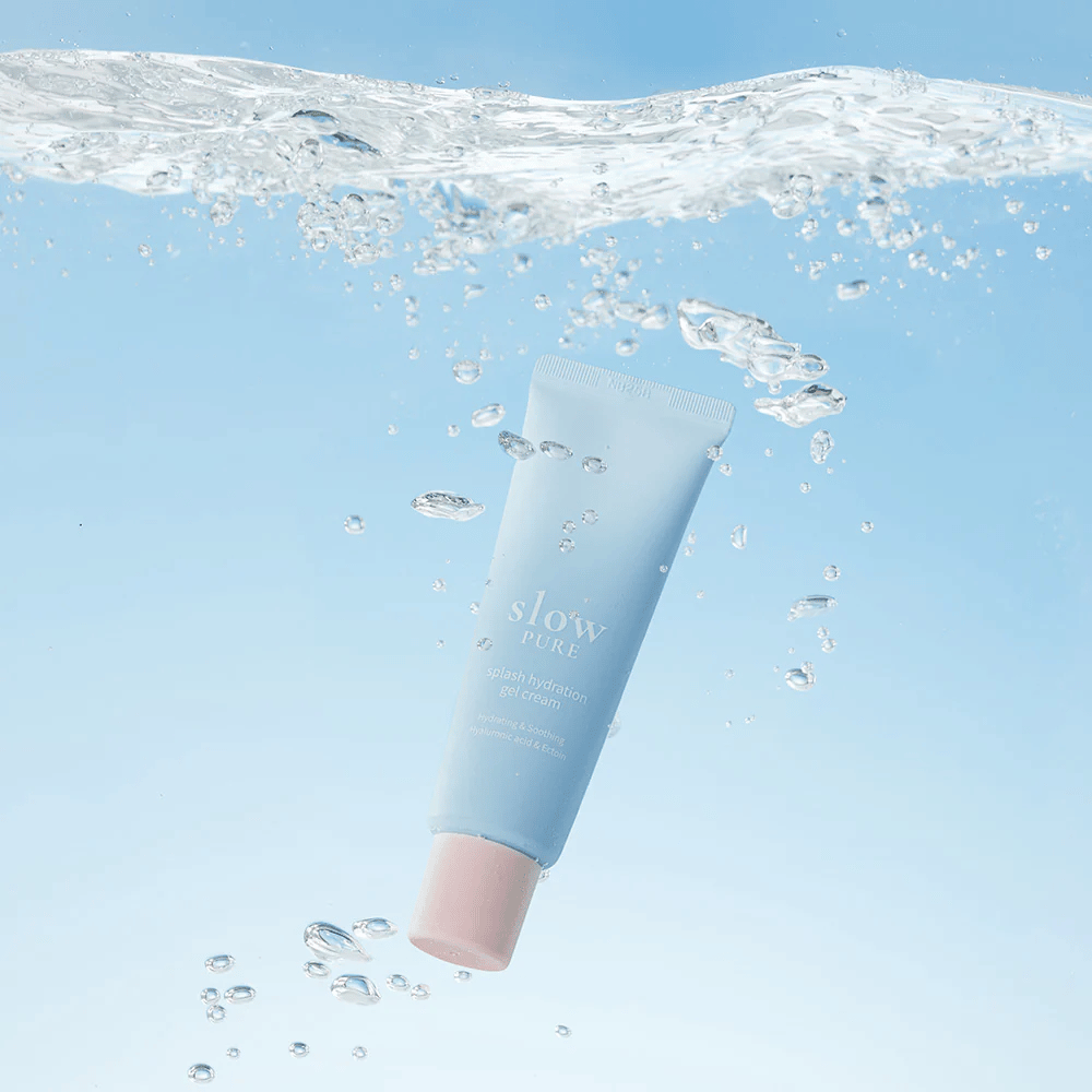 Slow Pure Splash Hydration Gel Cream representado bajo el agua, simboliza hidratación intensa.