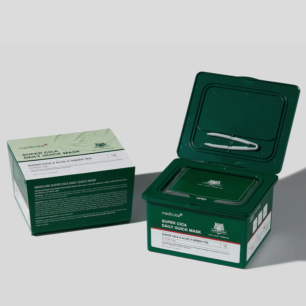 Dos paquetes de medicube Super Cica Daily Quick Mask - una caja cerrada y un tarro de plástico verde abierto con pinzas en la tapa. Las mascarillas contienen Cica, aloe y té verde para cuidado diario y efecto calmante.