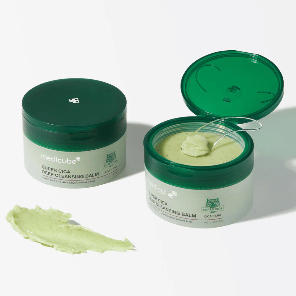 Medicube Super Cica Deep Cleansing Balm es un bálsamo limpiador profundo ideal para pieles sensibles. Contiene Super Cica y LHA, que eliminan eficazmente el maquillaje, la suciedad y las impurezas mientras calman y cuidan la piel.
