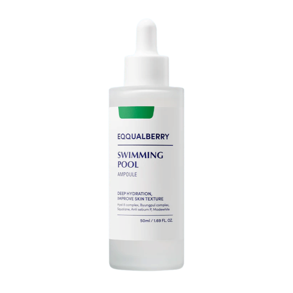 Botella con Eqqualberry Swimming Pool Ampoule, una ampolla hidratante que mejora la textura de la piel, frente a un fondo blanco.