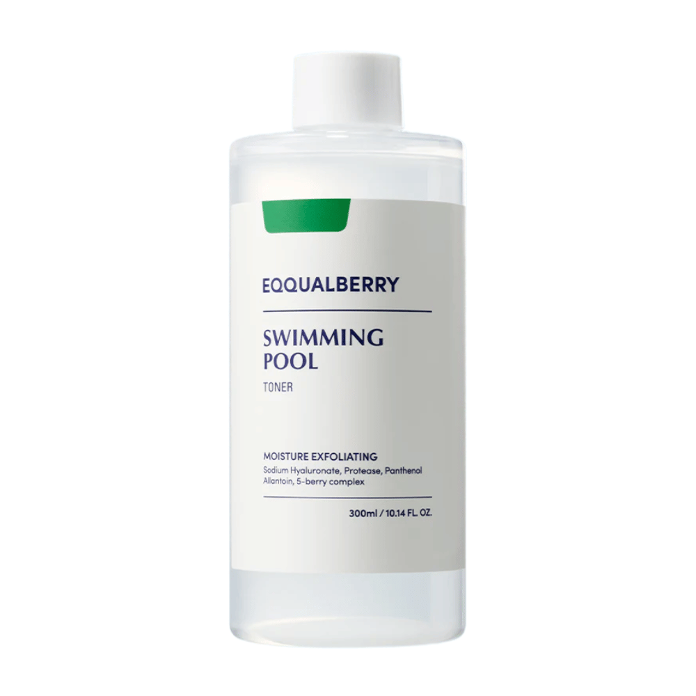 Equalberry Swimming Pool Toner en una botella minimalista y transparente con etiqueta blanca. Fórmula hidratante y exfoliante para una piel fresca y equilibrada.