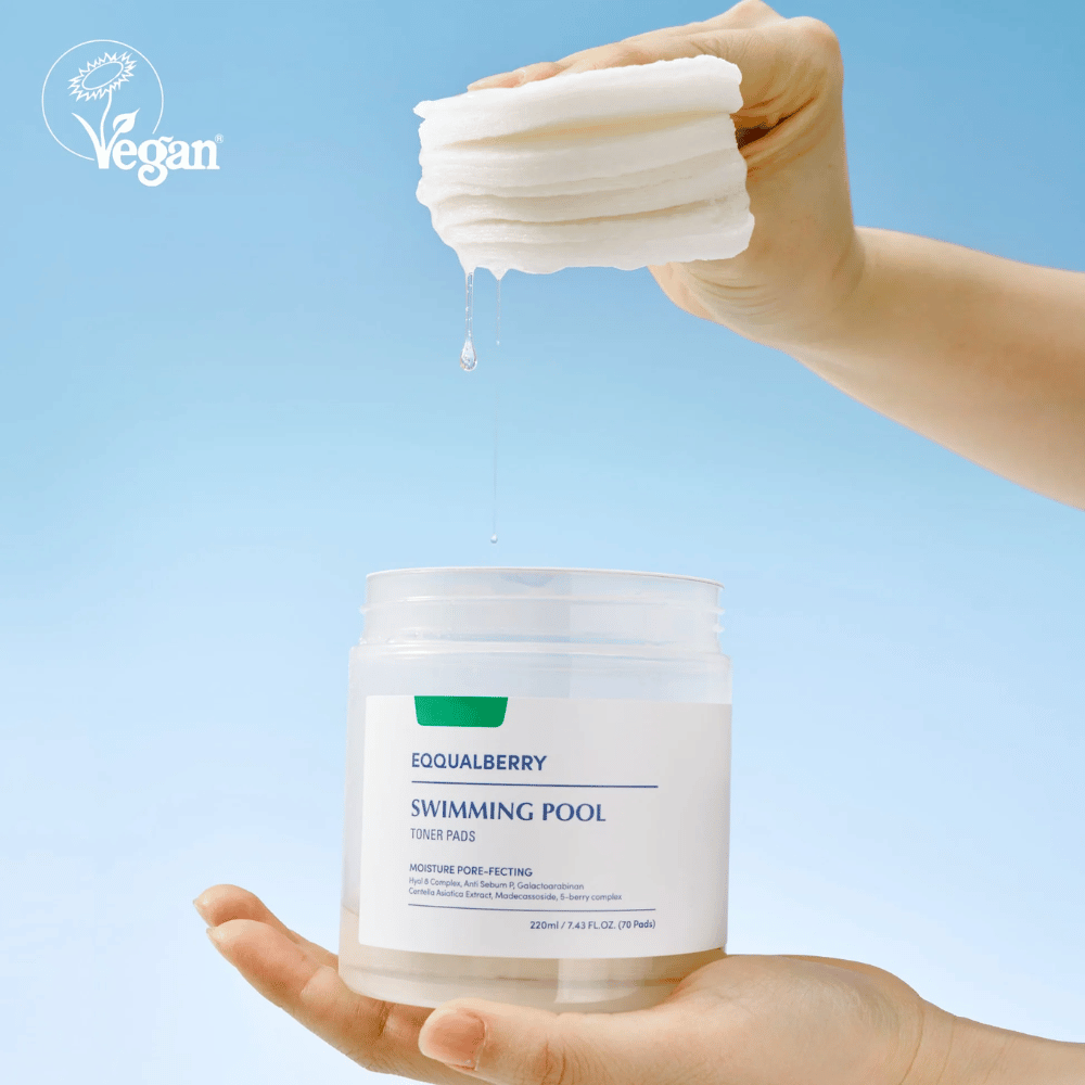 Equalberry Swimming Pool Toner Pads son almohadillas veganas e hidratantes con un contenido rico en suero que gotea – perfecto para refrescar y calmar la piel.