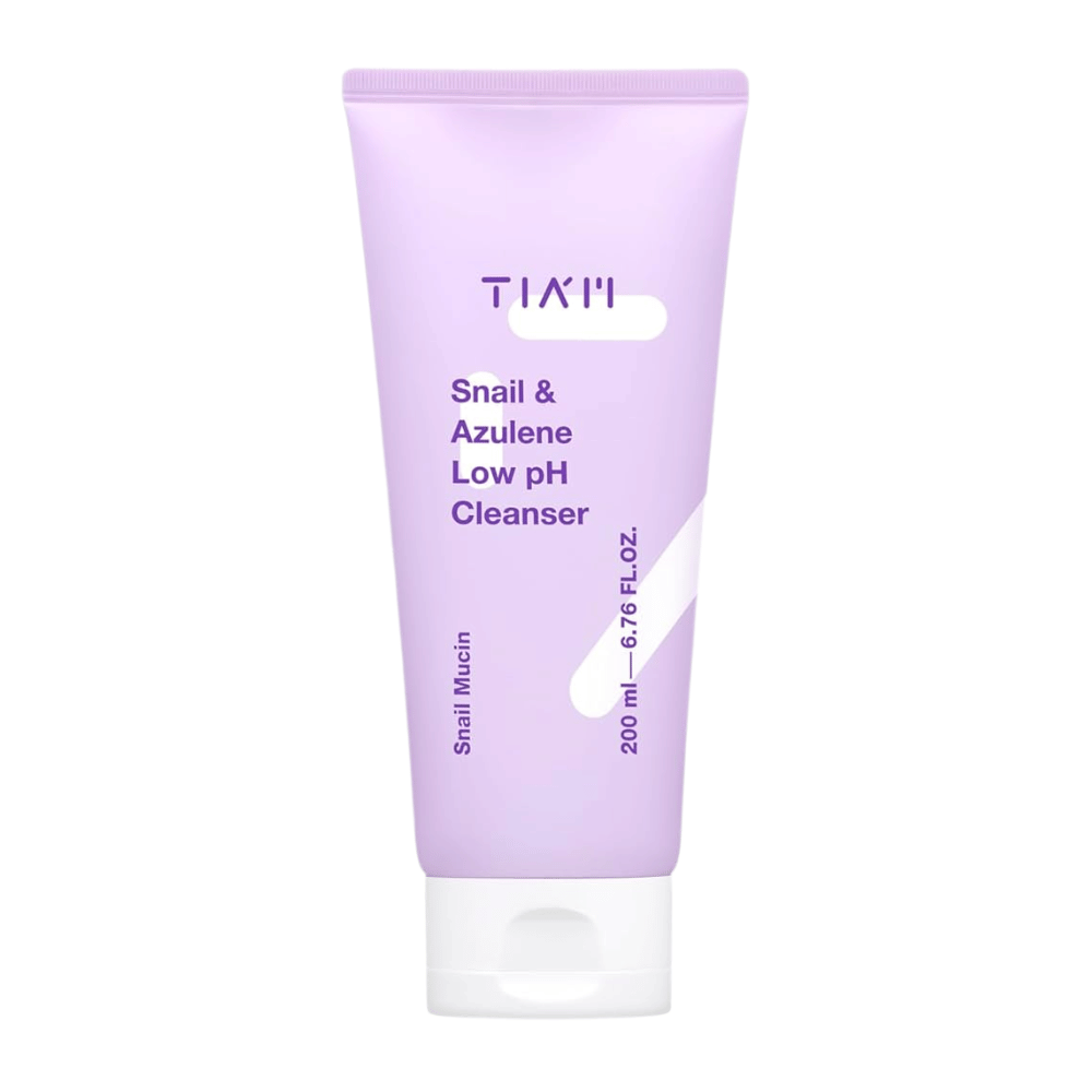 TIA'M Snail & Azulene Low pH Cleanser en tubo morado sobre fondo blanco, 200 ml, un limpiador facial suave con secreción de caracol y azuleno para piel sensible.